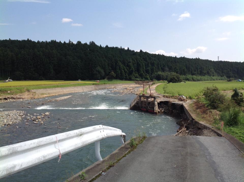 鹿沼市被災状況03、川沿いの道路が流され、大変大きな損傷