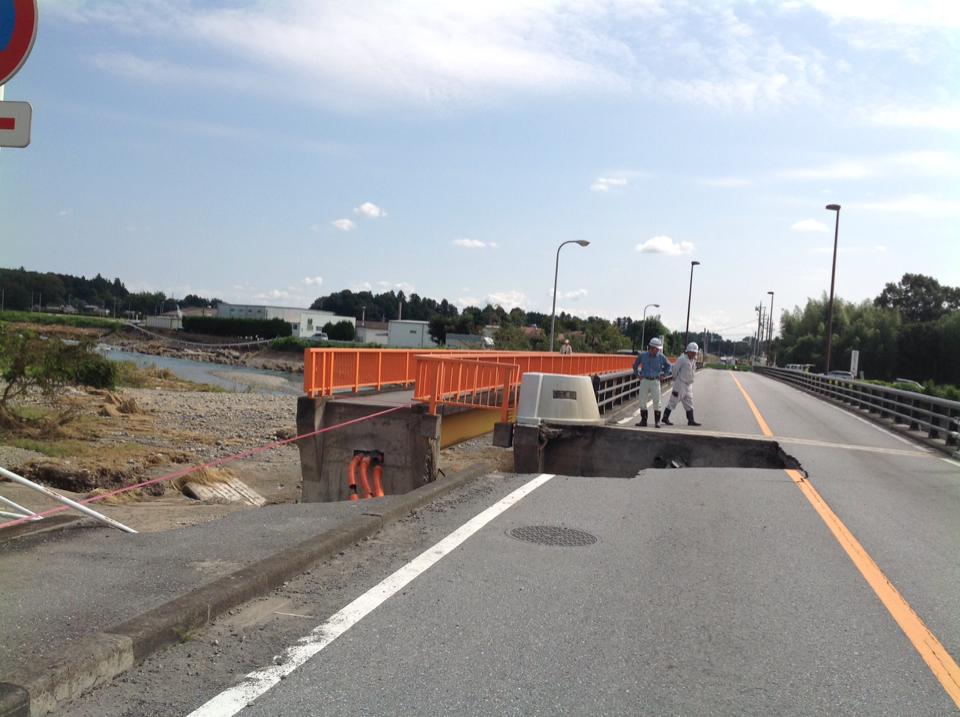 鹿沼市被災状況、橋のたもとが大きく陥没している