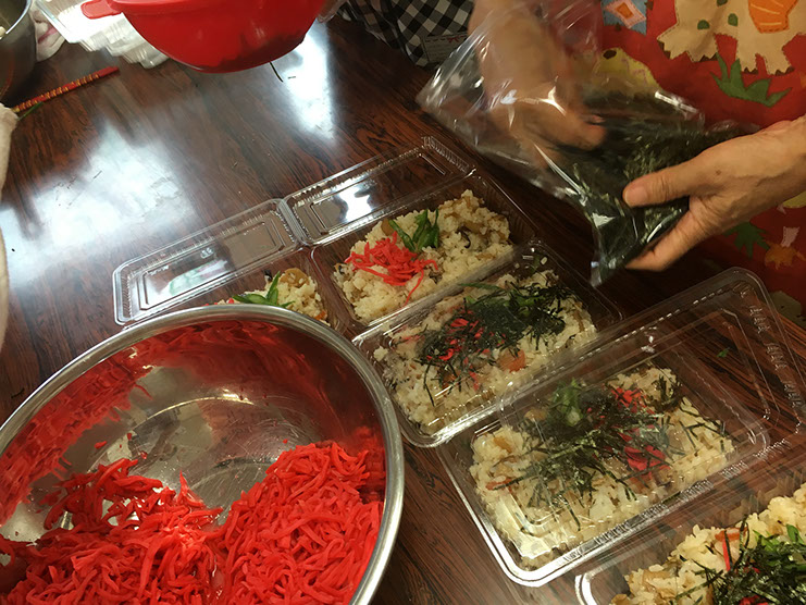 ちらし寿司がどんどん出来上がって行く