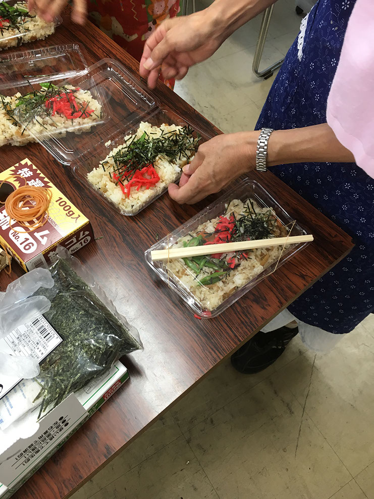 細切り海苔と紅ショウガを乗せて完成