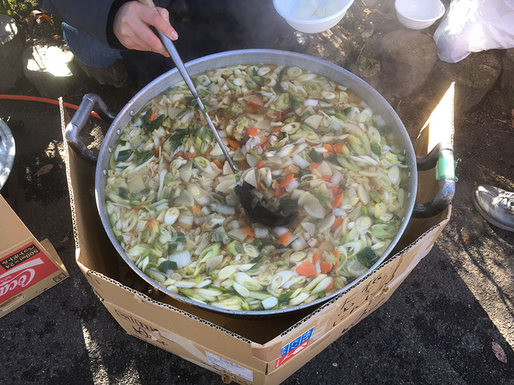 大鍋で煮込んだお雑煮。見ているだけで暖まりそう!