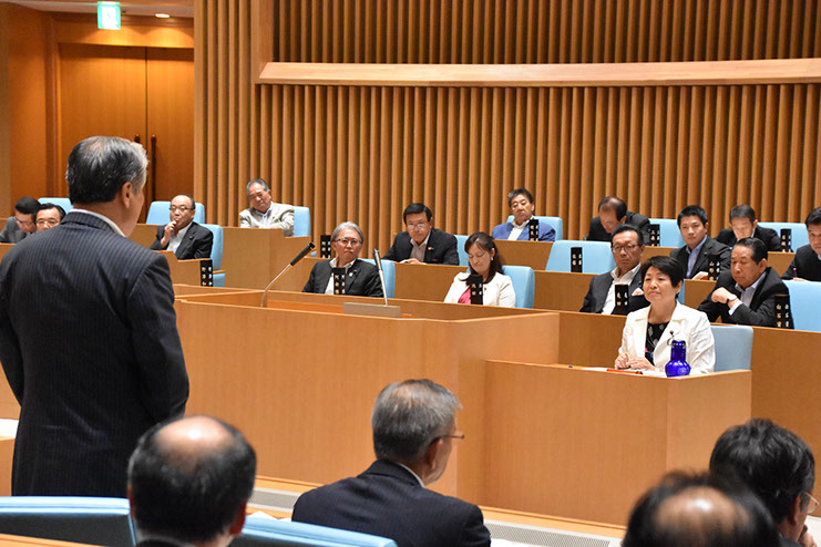 県の回答に耳を傾ける山田みやこ