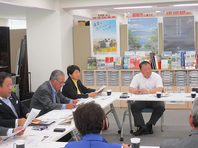 様々な説明に耳を傾ける